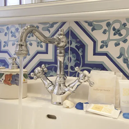 בית הארחה La Casa Dell'orologio - Main Square סורנטו