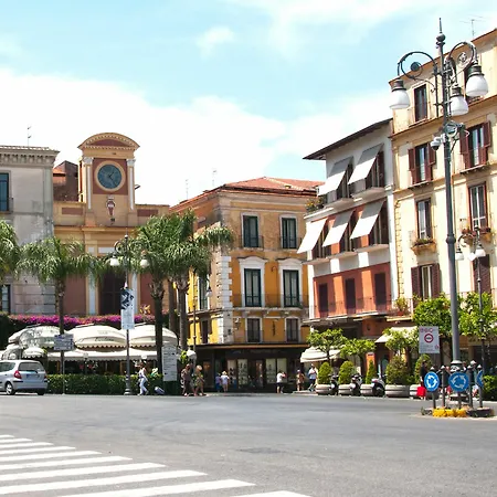 בית הארחה La Casa Dell'orologio - Main Square סורנטו